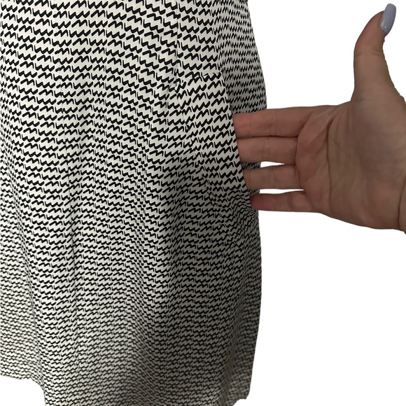 Diane Von Furstenberg silk dress size 4.Black and white.Zips from top and bottom - Picture 7 of 13